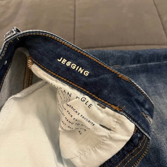 American Eagle size 4 short Distressed skinny dark blue jeggings - Picture 3 of 6